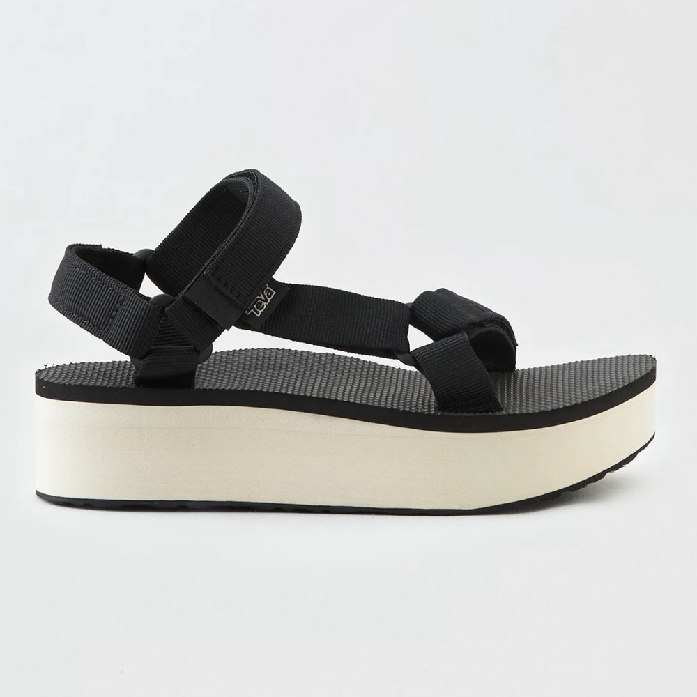 Like new teva platform looks new the bottoms look unused